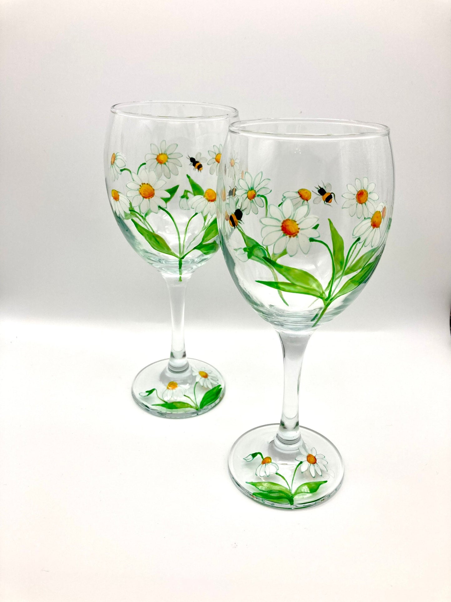 Daisy and bees design wine glass