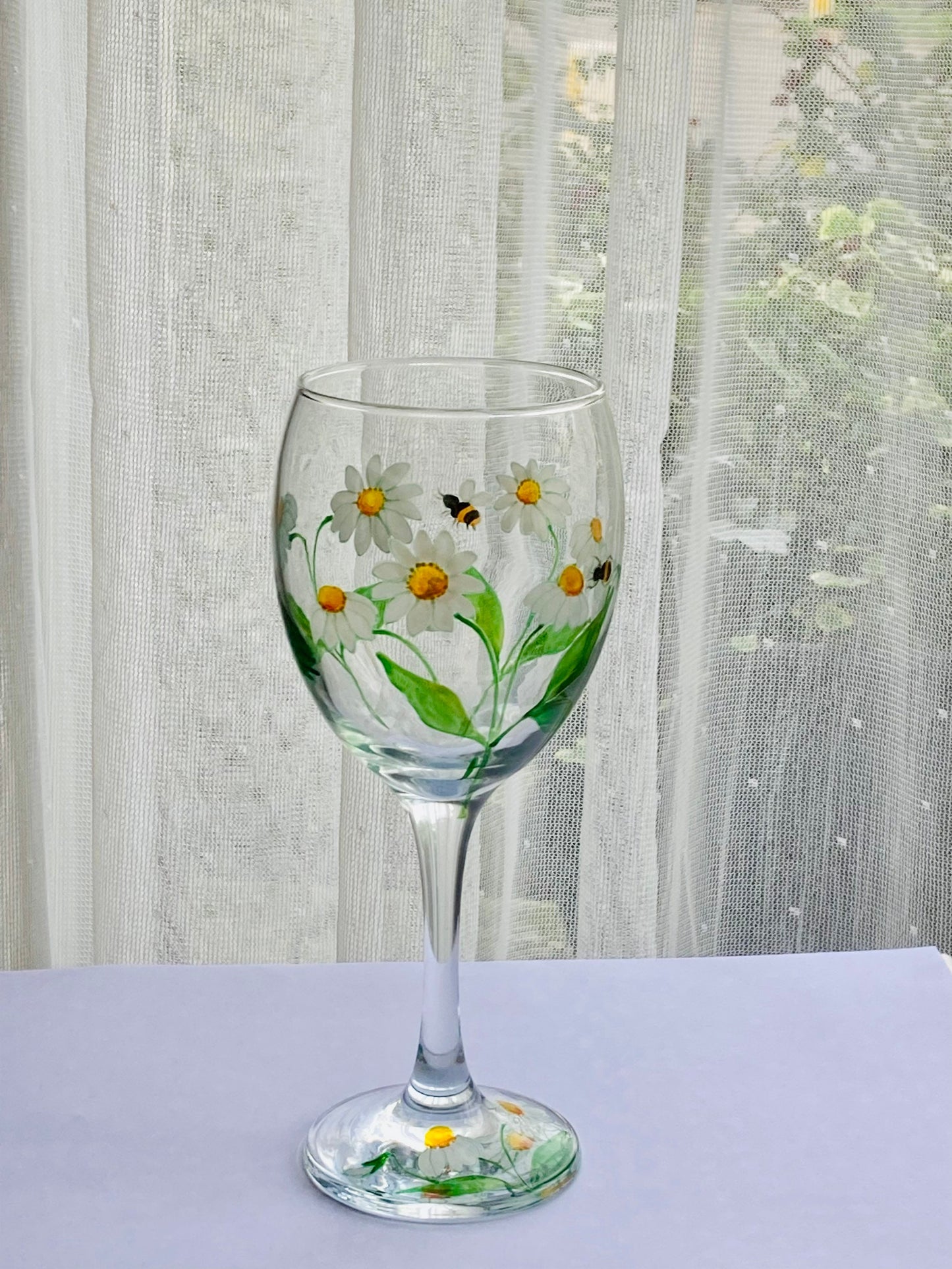 Daisy and bees design wine glass